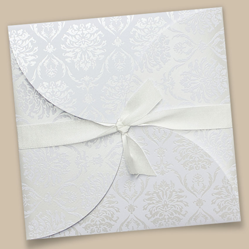 Florale, weiße Hochzeitseinladungen – vergrößerte Abbildung Mit weißem Band verschlossene Hochzeitseinladung.