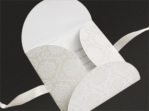 Geöffnete Karte – vergrößerte Abbildung Teilweise geöffnete Karte.