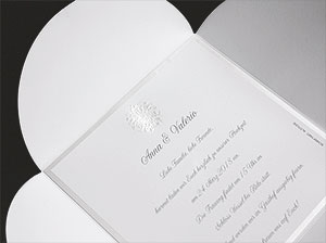 Detail der Prägung – vergrößerte Abbildung Geprägtes und mattglänzendes Blumenmuster