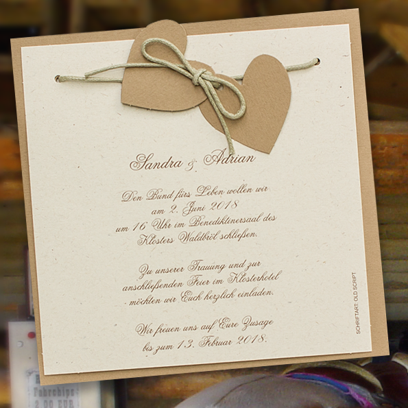 Vergrößerte Abbildung Quadratische Hochzeitseinladungen im Western-Style aus Kraftpapier und Strohpapier mit zwei angeknüpften Herzen.