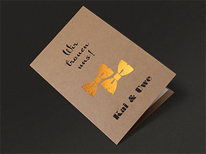 Vergrößerte Abbildung Liegende, leicht geöffnete Hochzeiteinladung.